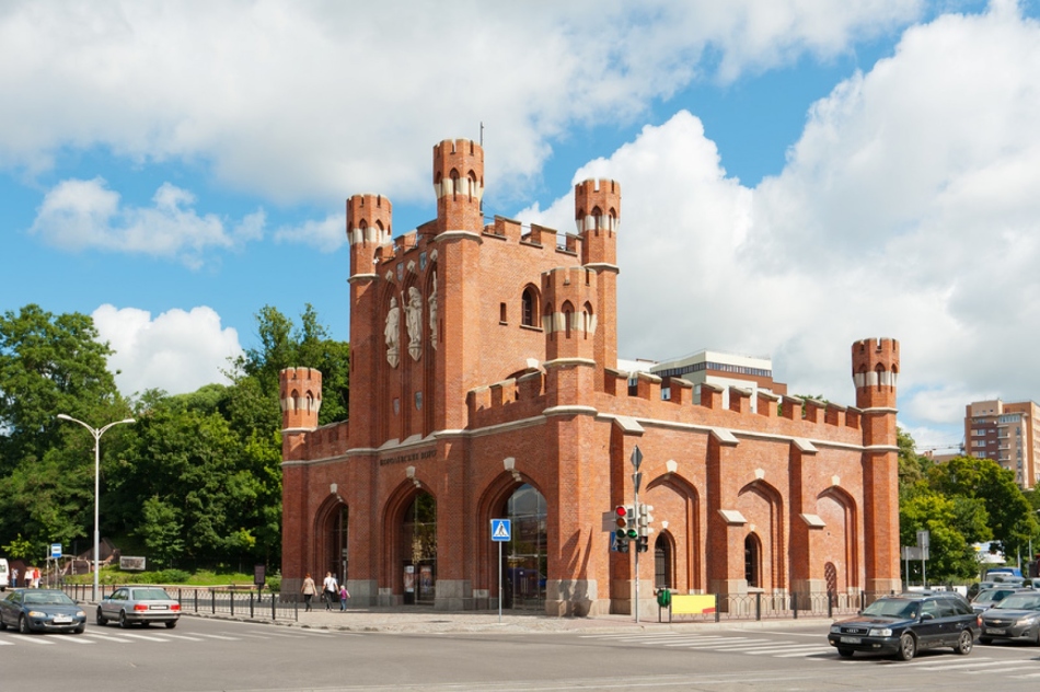 Gerbang kerajaan mewakili gaya neogotik di Kaliningrad