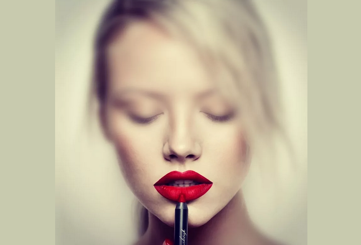 Lipstik merah modis