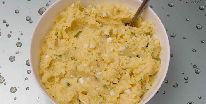 Mix potato mashed potatoes with egg and green onions