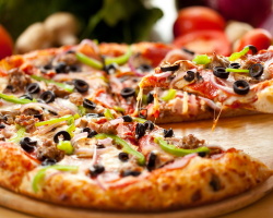 Comment faire une délicieuse garniture et une sauce à pizza comme dans une pizzeria? La sauce à la pizza est blanche, italienne, crémeuse, tomate