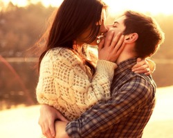 Adam neden bir öpücük sırasında gözlerini kapatıyor: olmalı mı? Arkadaşlar dudakları öpebilir mi?