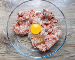 Is it necessary to add an egg in minced meat, meatballs, stuffed pepper, pelmen? Why add an egg to meat minced meat?