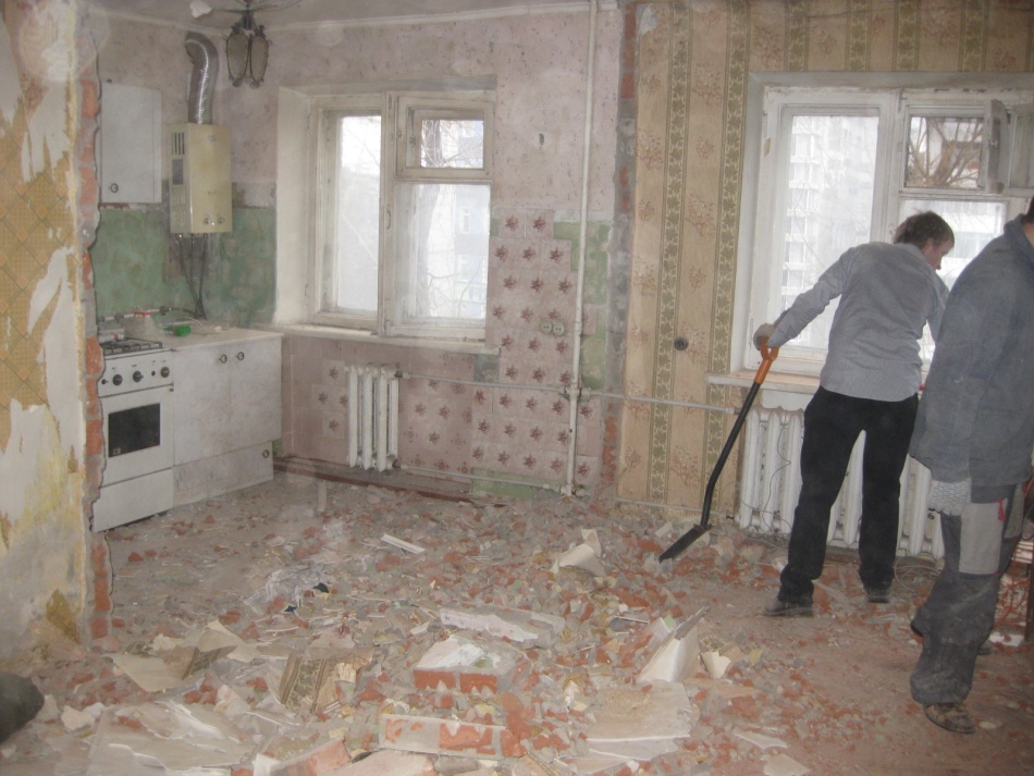 How easy and quickly remove liquid wallpaper from the walls and ceiling: photo