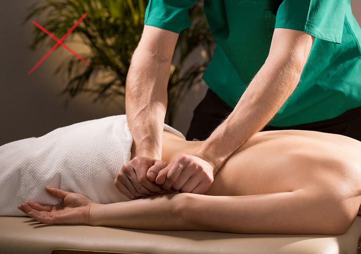 Pendant le massage, la pression est sous la zone abdominale