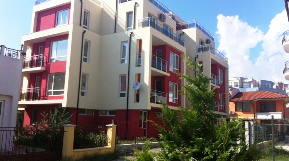 Lakó apartmanok egyenlő, napsütéses parton, Bulgária