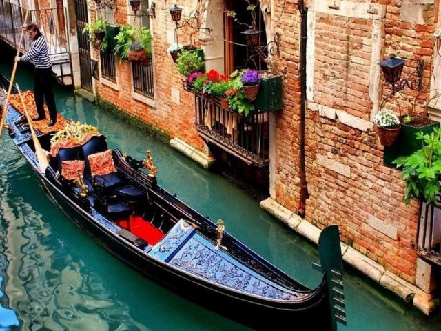 Bagian utara Italia adalah Venesia dan Lido-Di-Ezolo. Bagaimana cara pergi dari bandara ke Venesia? Pemandangan Venesia: Deskripsi. Peta Venesia dalam bahasa Rusia
