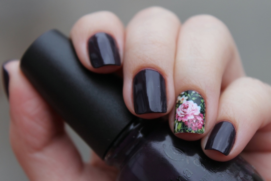 Elegant manicure with sliders - stickers.