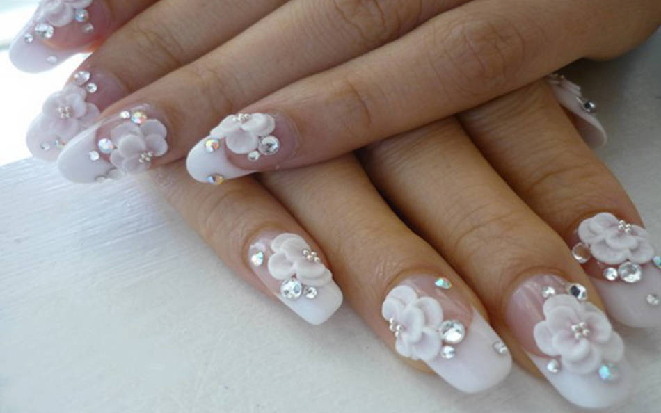 Delicada manicura volumétrica para una boda