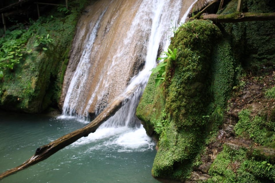 Водопад у реки шахе обязателен к посещению всем, кто прибыл в город сочи в поисках красивых видов