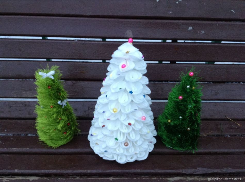 Fehér bolyhos karácsonyfa a szivacsból