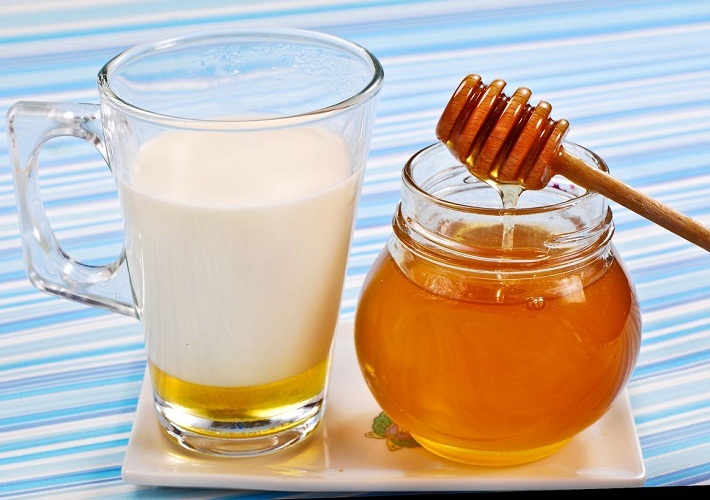 Среди народных средств стоит выделить мед и теплое молоко
