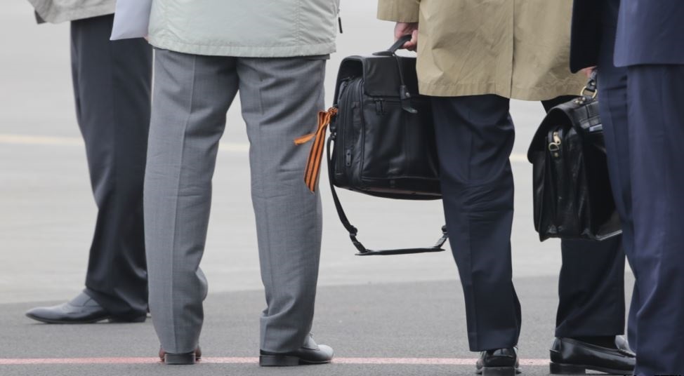 Le ruban de St. George est lié sur le sac d'un homme