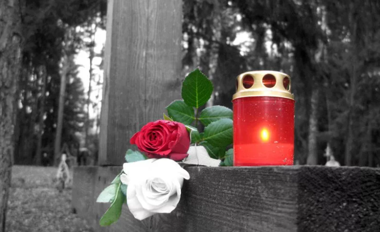 На кладбище можно носить цветы, свечи