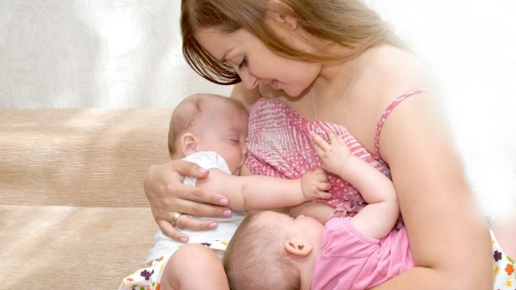 Simultaneous breastfeeding twins