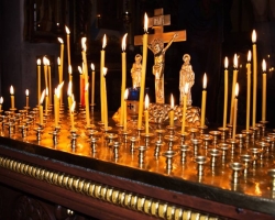 Saya tidak sengaja meletakkan lilin di gereja di tempat yang salah: apa yang akan terjadi, apa yang harus dilakukan?