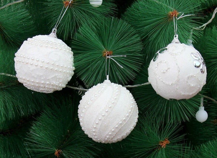 Bola putih di pohon Natal di Aliexpress.
