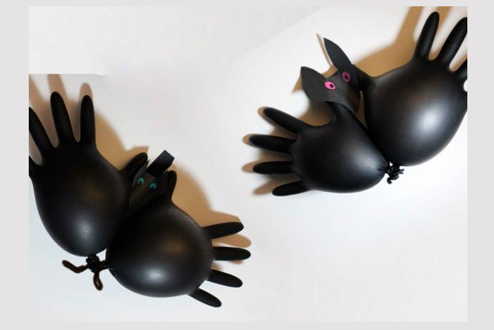 Bat på Halloween från svarta medicinska handskar