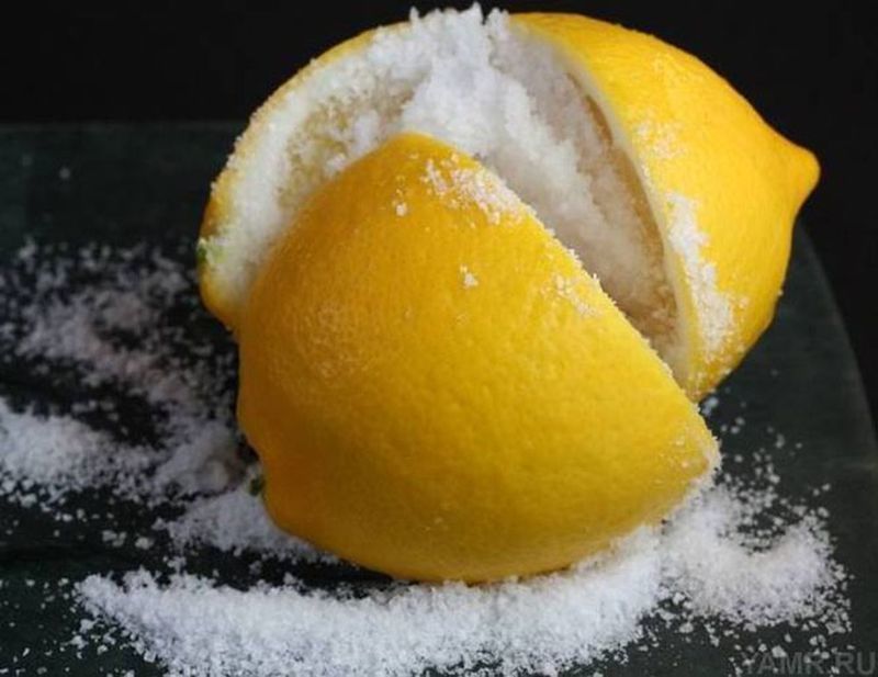 Lemon and citric acid quickly clean the oven.