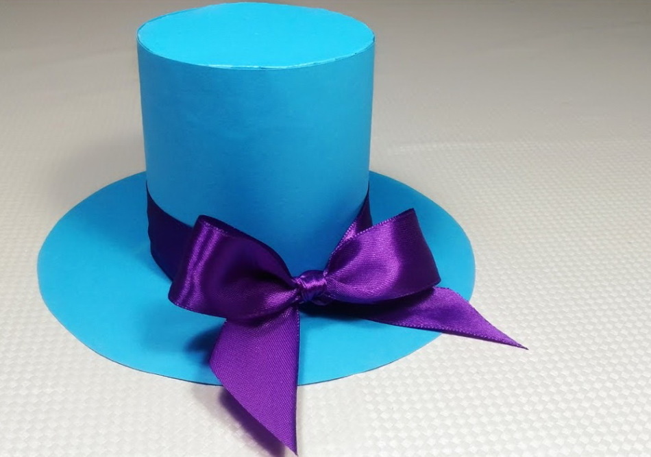Цилиндрическая шляпа из бумаги с фиолетовым бантом