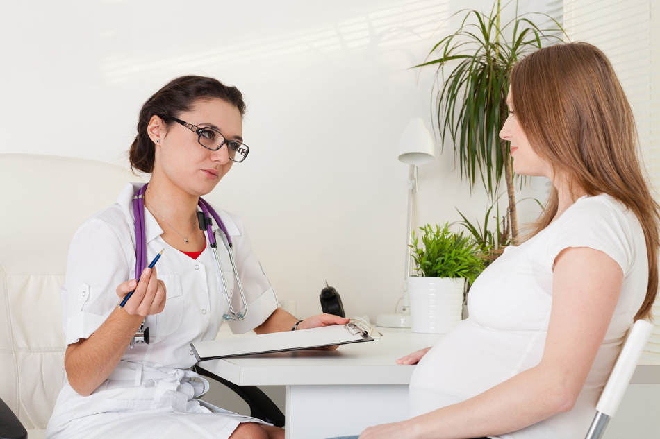 Seorang gadis hamil di resepsi dengan seorang psikolog yang memberikan nasihat praktis