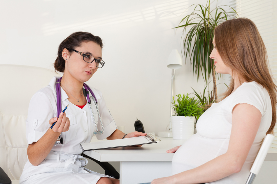 A pregnant girl at a reception with a psychologist who gives practical advice