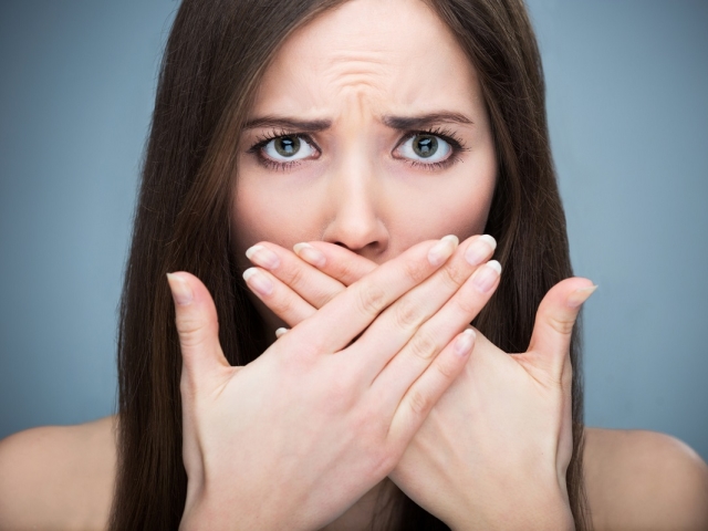 Miért jelenik meg kellemetlen szag a szájából? 10 ok és módszer elemzése a probléma megoldására