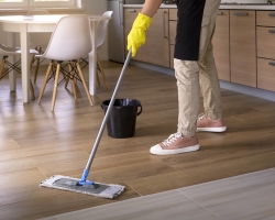 Mengapa Anda tidak bisa mencuci lantai di sekitar seseorang: sebuah tanda
