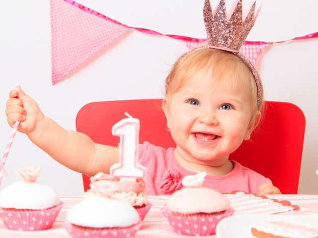 Lo que el niño debería poder y saber en 1 año: habilidades y habilidades. ¿Cuánto debemos pesar, dormir, comer, beber, decir y conocer las palabras de un niño al año? Psicología, dientes, desarrollo de habilidades motoras en niños 1 año: norma, características de comportamiento