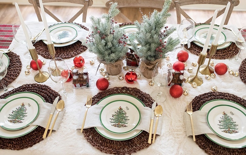 Les assiettes avec un modèle de nouvel an donnera immédiatement la table à la table du style du Nouvel An