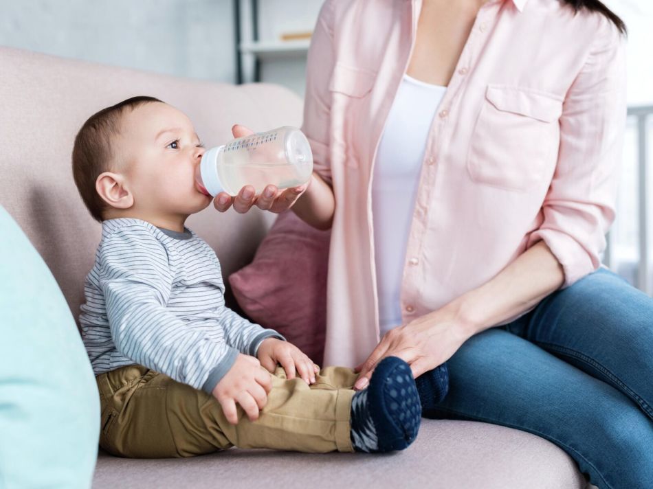 ერთი წლის ბავშვი სვამს ბავშვის რძეს