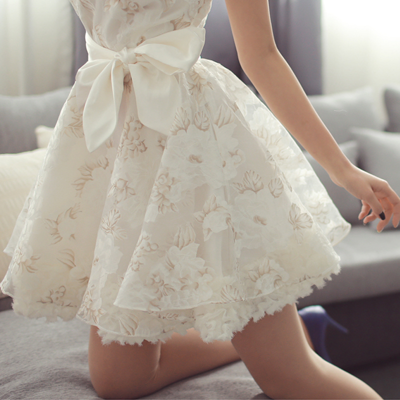 Gaun putih dengan rok dengan cetakan yang kompleks