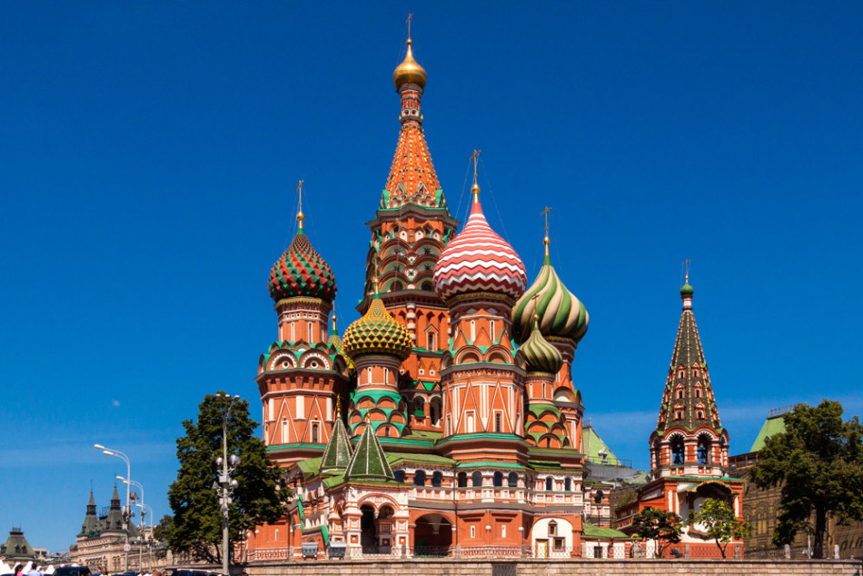 Kuil Vasily yang diberkati menonjol dari bangunan seperti itu di Moskow