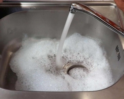 Πώς να εξαλείψετε μια δυσάρεστη οσμή από ένα νεροχύτη στην κουζίνα με λαϊκές μεθόδους και χημικές ουσίες;