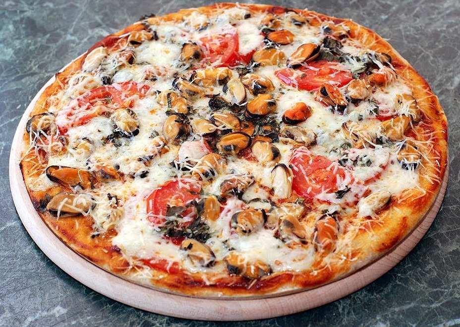 Pizza with mussels