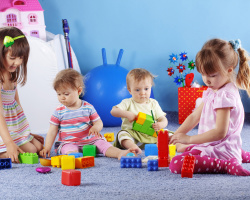 O que brincar com a criança 2 e 3 anos? Playing-playing, diretoria, didática, tabuleiro e jogos ao ar livre para crianças de 2 e 3 anos