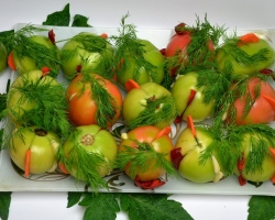 Tomat hijau dengan bawang putih untuk musim dingin 