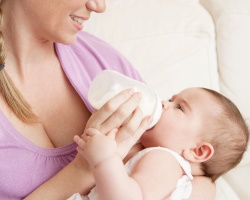 Γιατί το πηγούνι, το κάτω χείλος, το κεφάλι, τα χέρια του νεογέννητου κούνημα; Τι να κάνετε αν το πηγούνι κουνάει το μωρό: συμβουλές γιατρών, κριτικές για τη μαμά