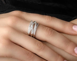 Шта значи прстен на средњем прсту девојчице десне и леве руке, жене: скривено значење, знакови