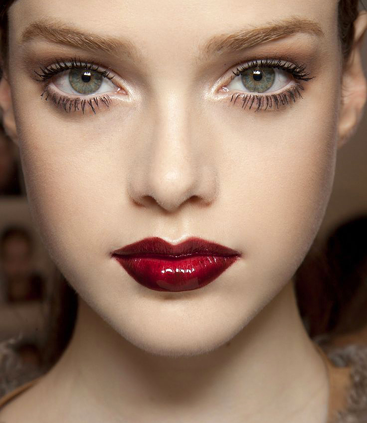 Makeup for the Gub-2022-2023 is characterized by the popularity of ruby-vanous lipsticks among the dark palette