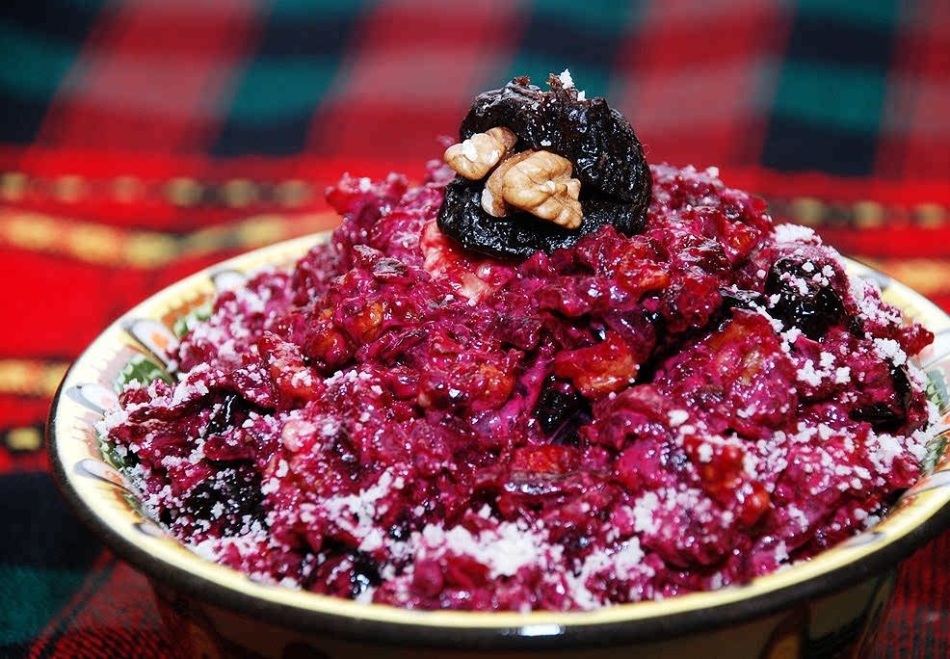 Very tasty and quick beet salad in 5 minutes
