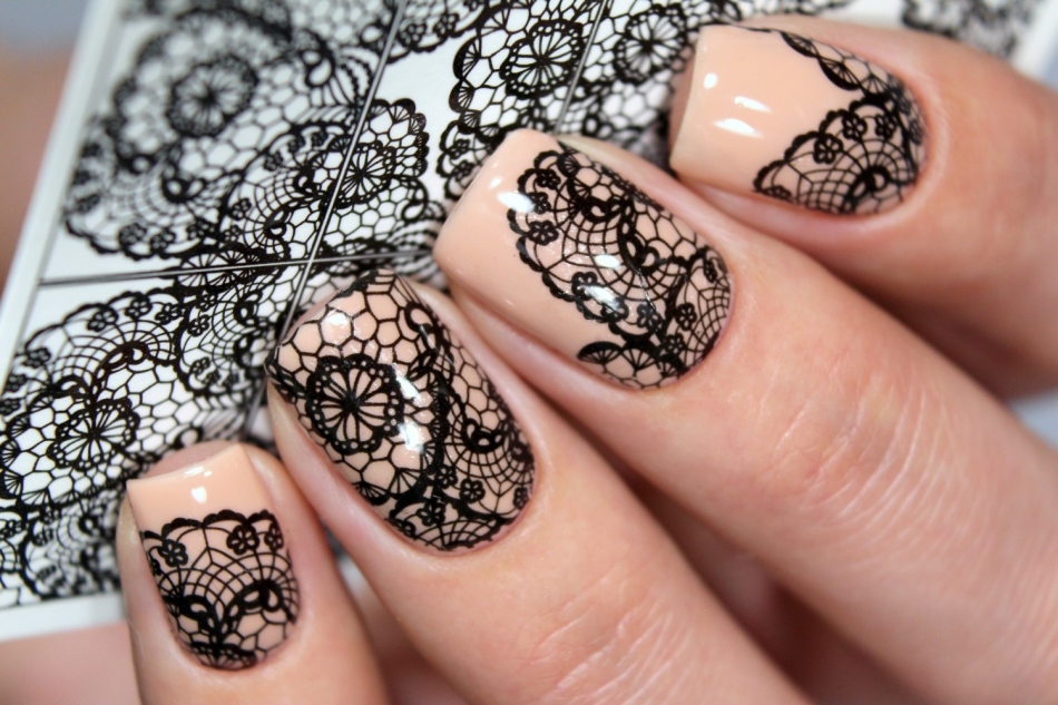 Beautiful design of nails covered with multilate