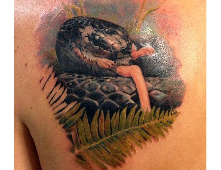 Tatouage à la mode sur un omoplate avec un serpent