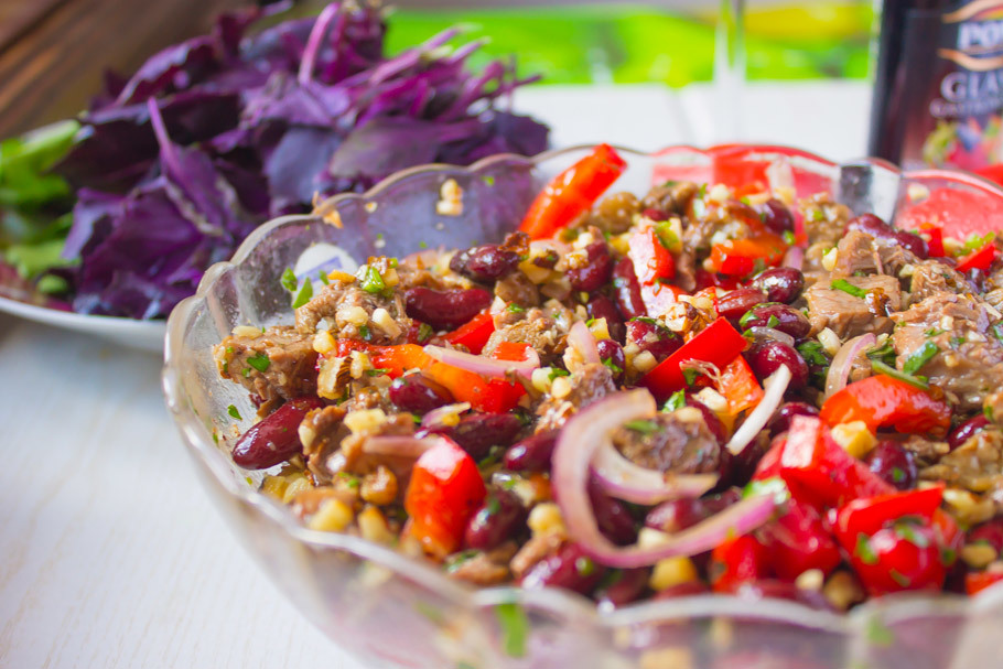 Salade de tbilissi avec haricots rouges et viande de bœuf, coriandre, noyer