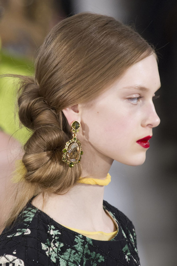 Earrings with a large stone for 2022-2023 from Oscar de la Renta