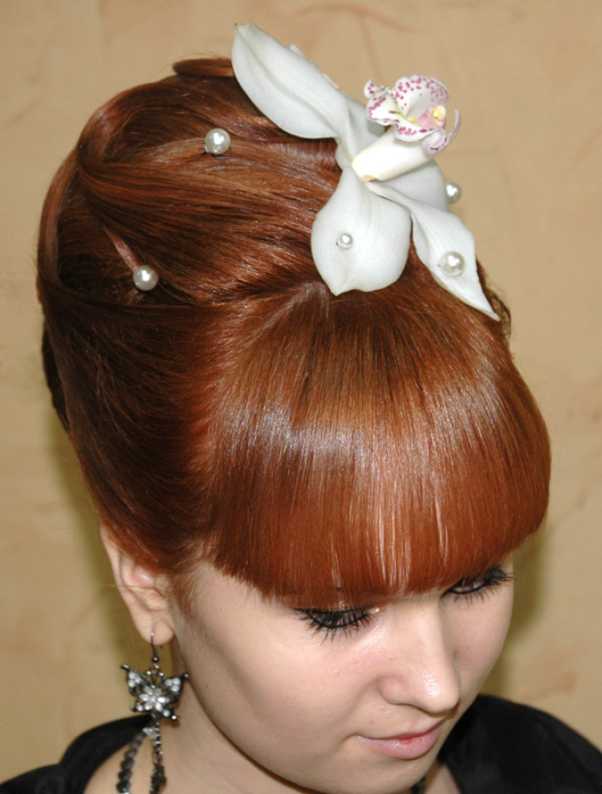 Evening hairstyle shell with a living flower