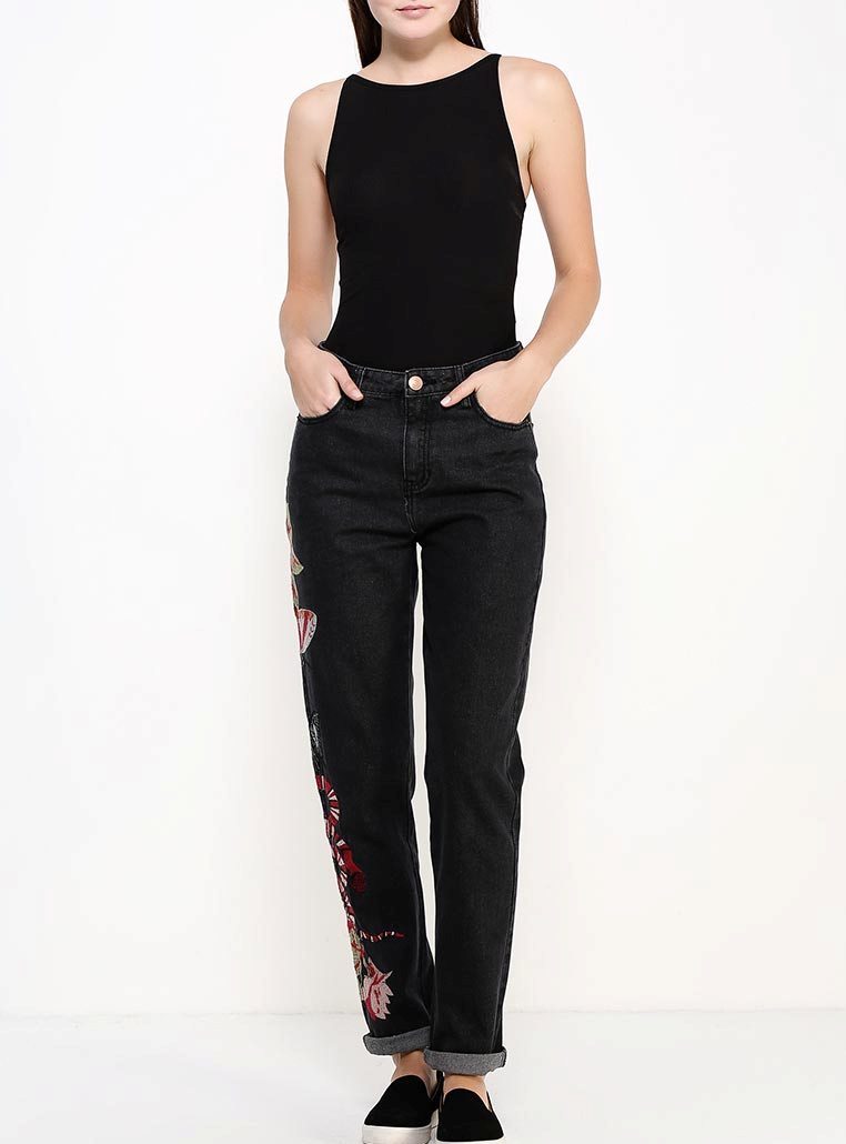 Jeans bergaya hitam dengan pinggang tinggi dan tinggi di lamoda