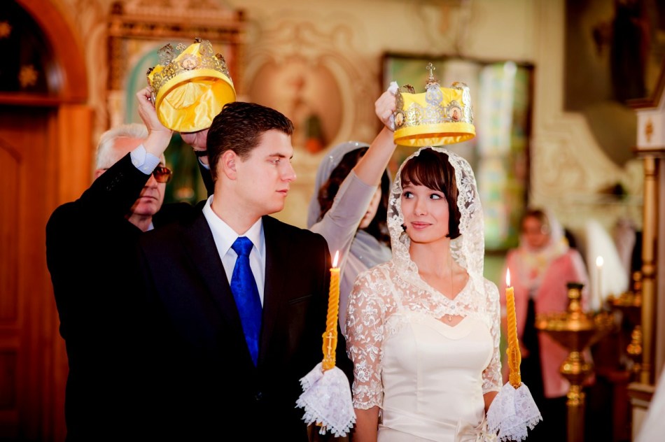 Zeugen auf der Hochzeit können die älteren Freunde der Braut und des Bräutigams sein