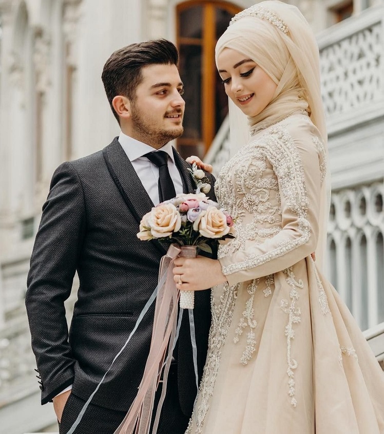 Красивая пара мусульман, вступающая в брак