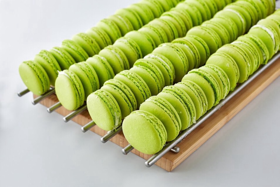 Bright green pistachio makaruns