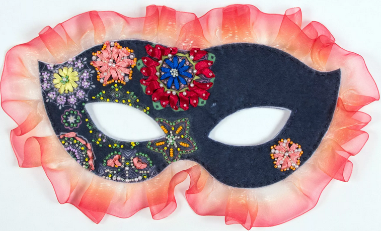 Decorate the mask of organza and rhinestones